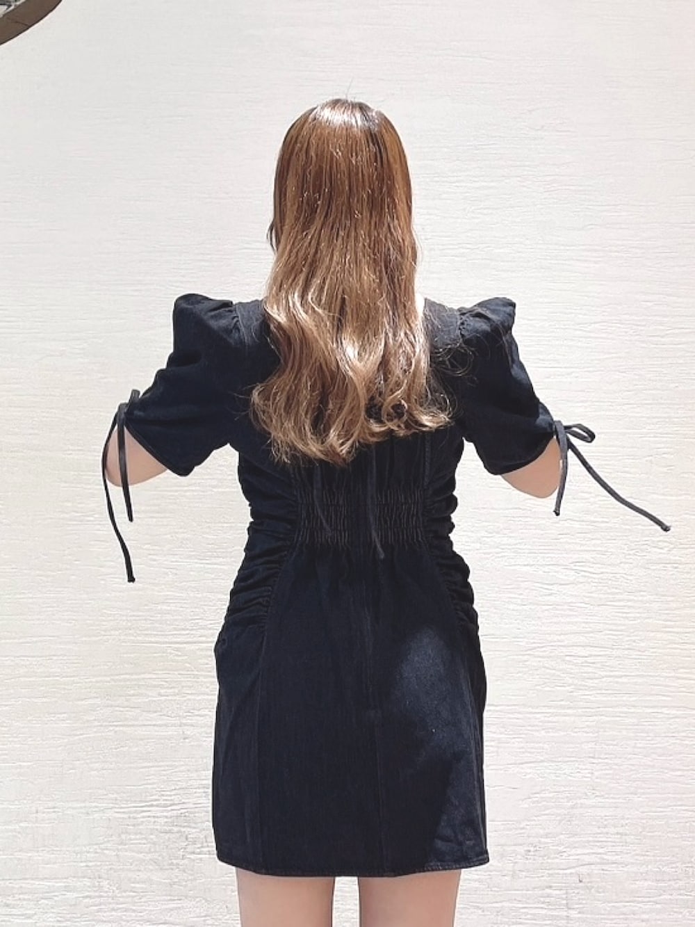 ブラック系のワンピース、ブラック系のパンプスを着用したレディースの夏コーディネートの9枚目の写真