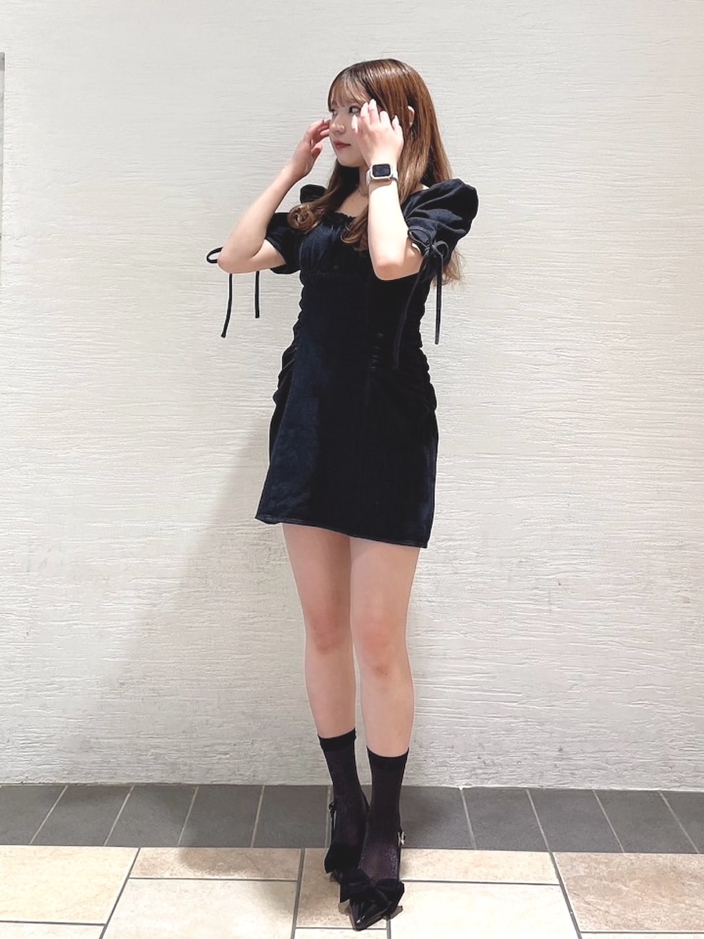 ブラック系のワンピース、ブラック系のパンプスを着用したレディースの夏コーディネートの4枚目の写真