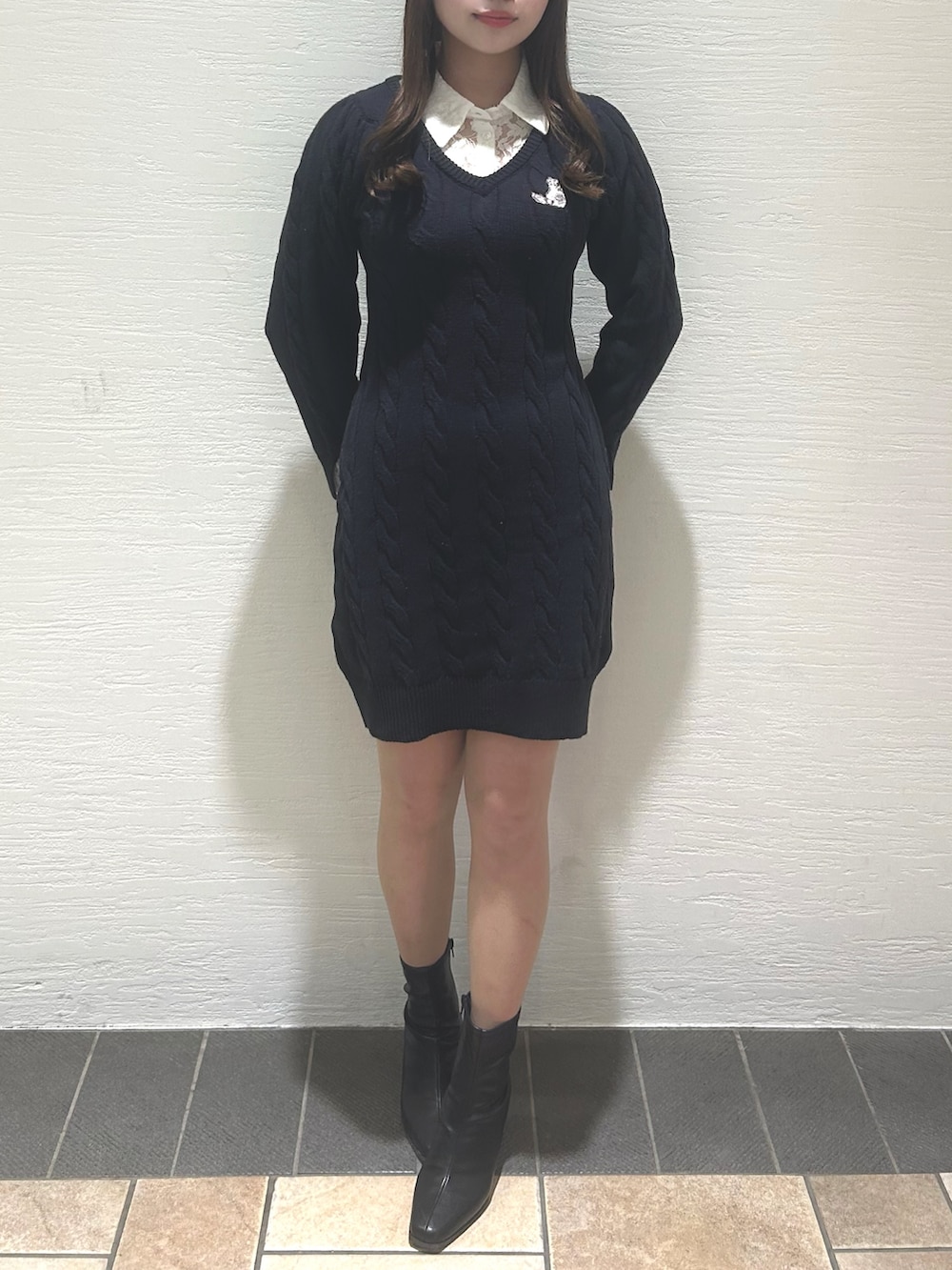 ブルー系のワンピース、ブラック系のブーツを着用したレディースの冬コーディネートの3枚目の写真