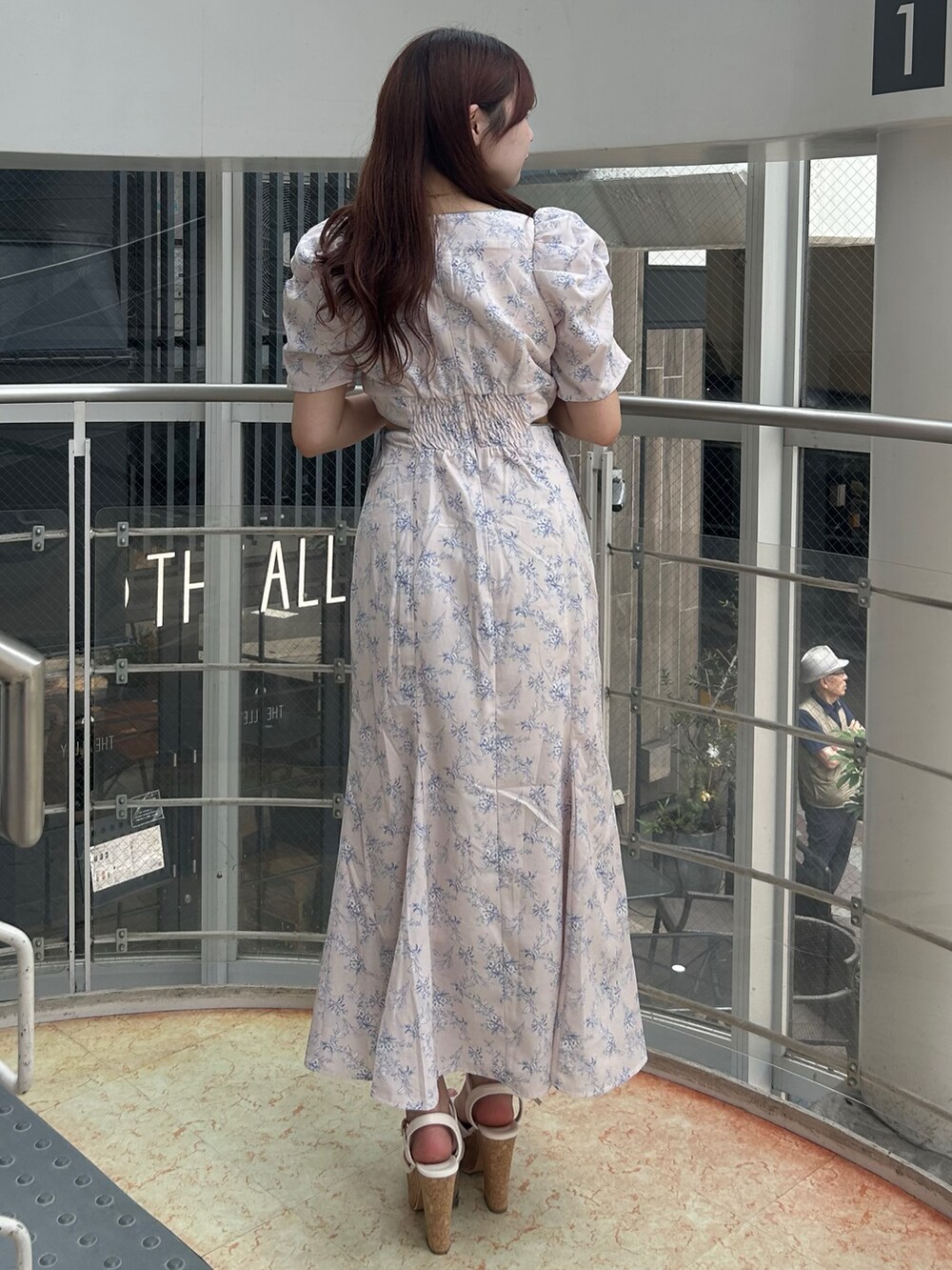 ピンク系のワンピース、ホワイト系のサンダルを着用したレディースの夏コーディネートの2枚目の写真