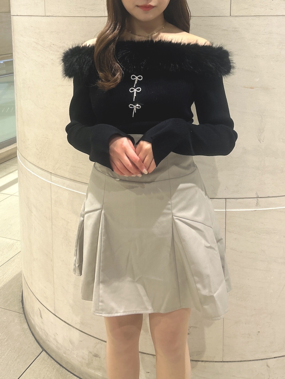 ベージュ系のスカート、ブラック系のニット/セーターを着用したレディースの冬コーディネートの4枚目の写真