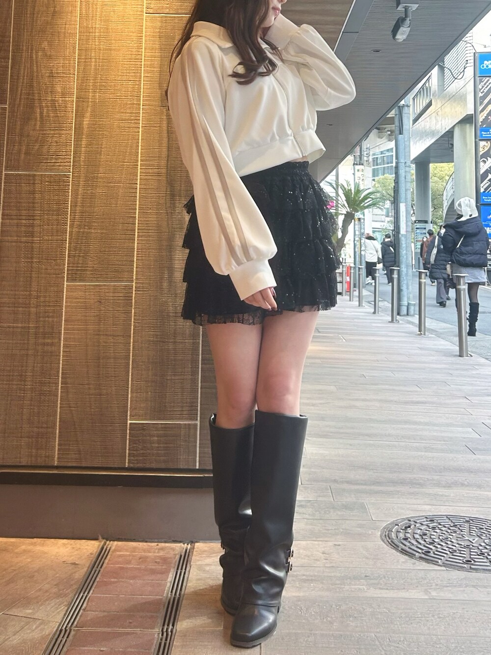 ブラック系のその他パンツ、ホワイト系のその他アウター、ブラック系のブーツを着用したレディースの冬コーディネートの3枚目の写真