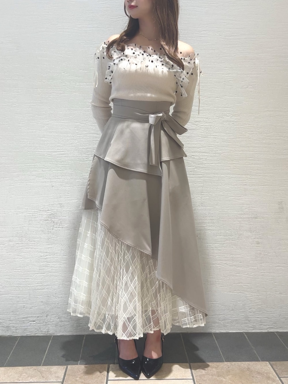 その他のニット/セーター、ベージュ系のスカートを着用したレディースの秋コーディネートの2枚目の写真