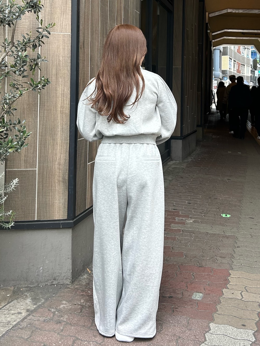 グレー系のスウェットパンツ、グレー系のスウェットを着用したレディースの春コーディネートの2枚目の写真