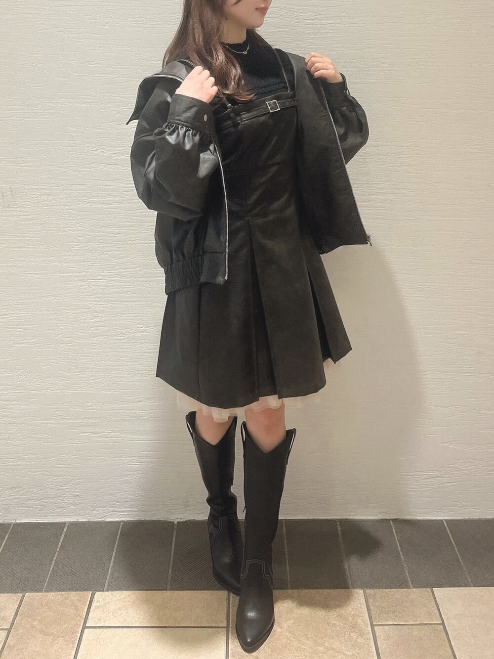 ブラウン系のワンピース、ブラック系のニット/セーター、その他のブーツを着用したレディースの冬コーディネートの4枚目の写真