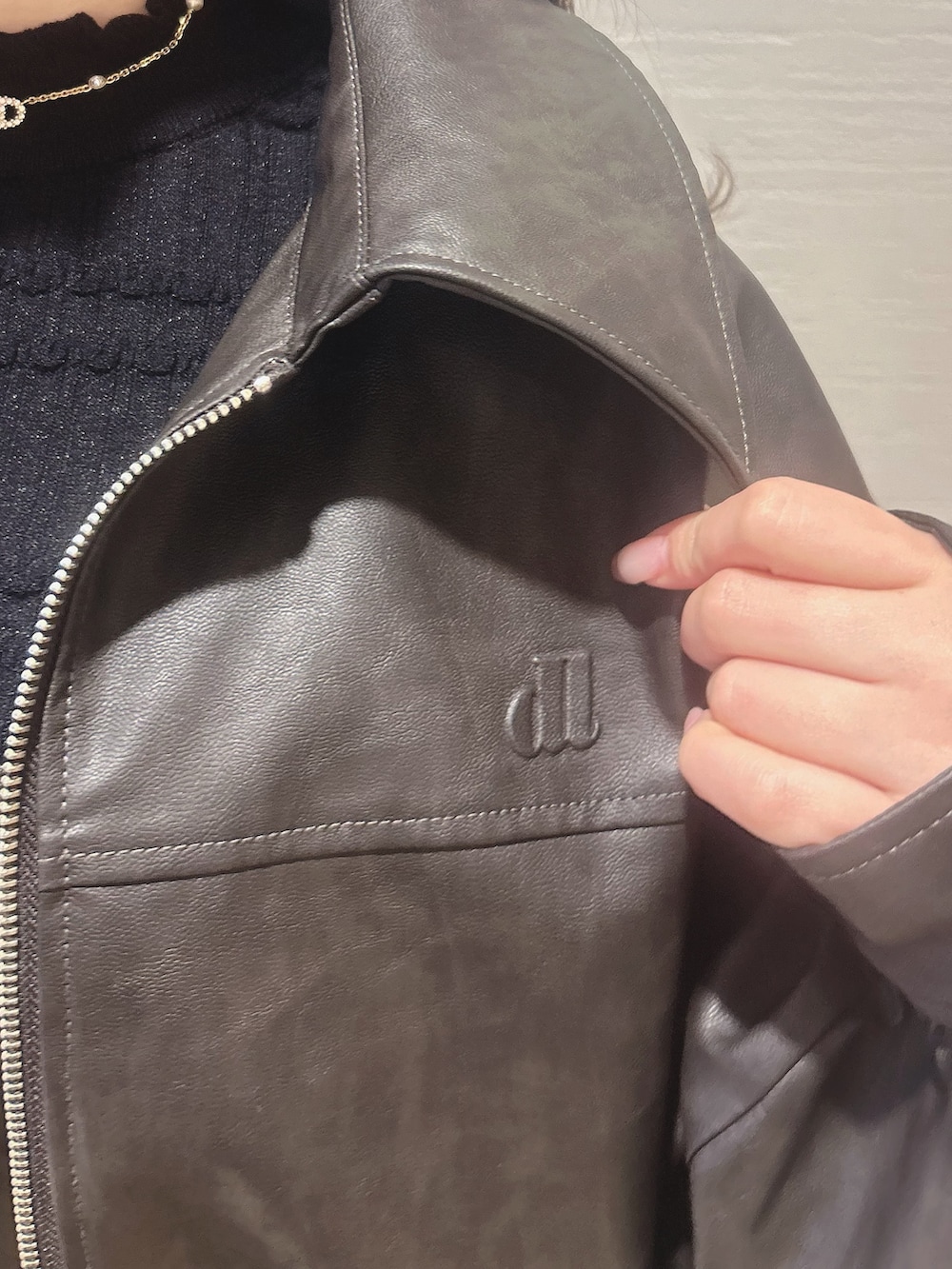 ブラウン系のワンピース、ブラック系のニット/セーター、その他のブーツを着用したレディースの冬コーディネートの7枚目の写真