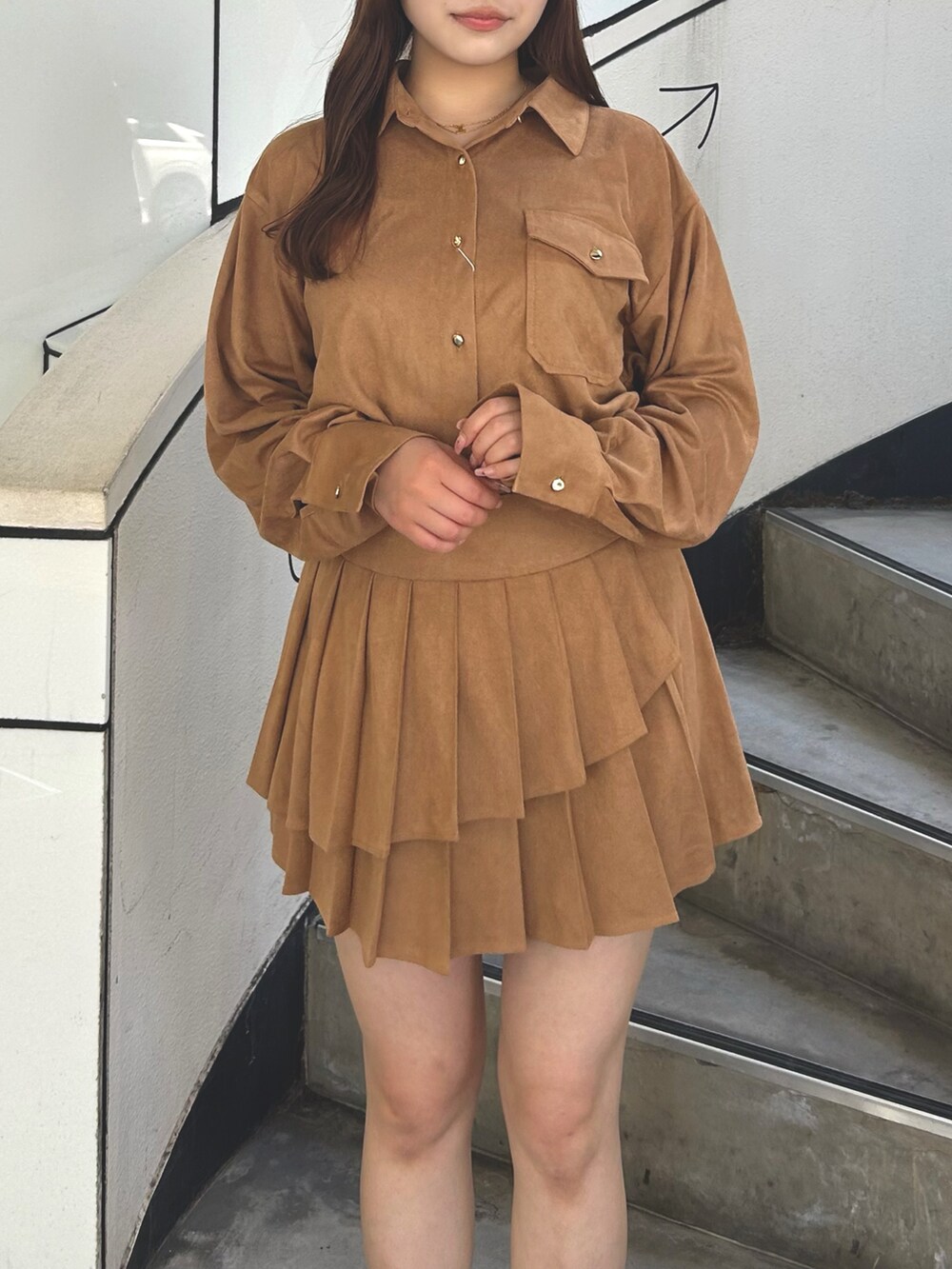 イエロー系のシャツ/ブラウス、イエロー系のスカート、ホワイト系のローファーを着用したレディースの夏コーディネートの5枚目の写真