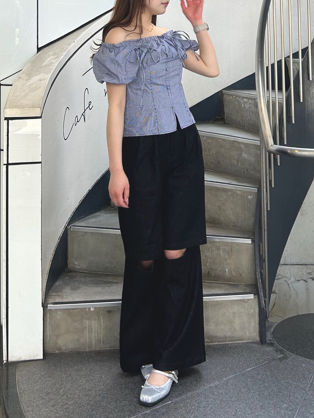 その他のシャツ/ブラウス、ブラック系のその他パンツ、シルバー系のバレエシューズを着用したレディースの春コーディネートの2枚目の写真