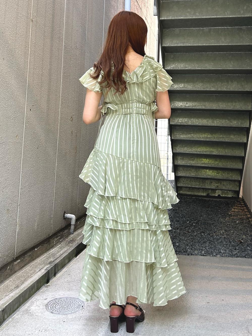 グリーン系のワンピース、ブラウン系のローファーを着用したレディースの春コーディネートの3枚目の写真