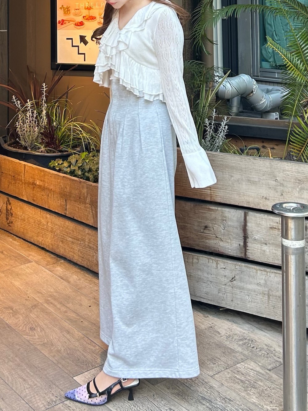グレー系のその他パンツ、ホワイト系のカーディガン/ボレロを着用したレディースの春コーディネートの3枚目の写真