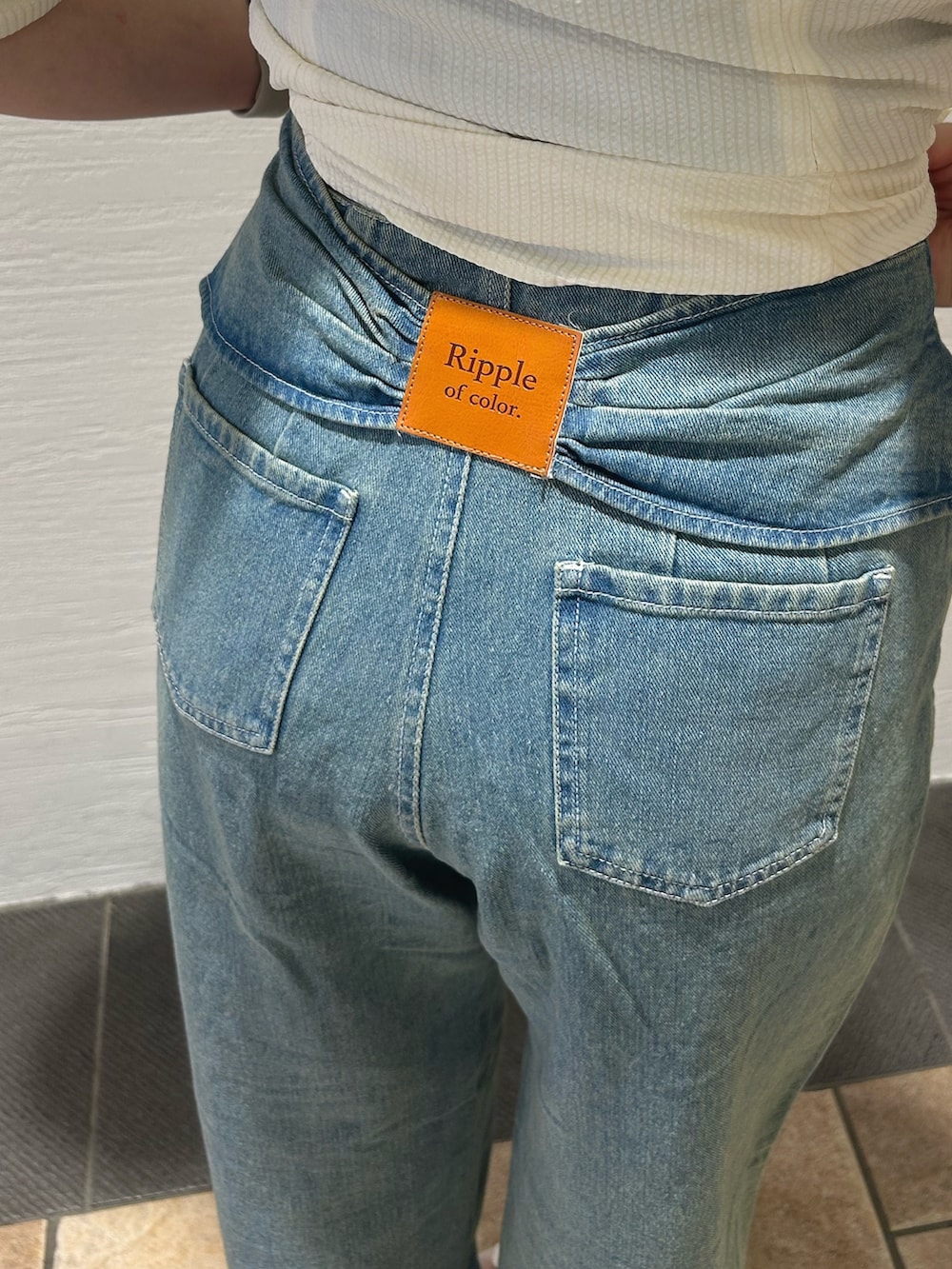 イエロー系のシャツ/ブラウス、ブルー系のデニムパンツ、ホワイト系のパンプスを着用したレディースの夏コーディネートの4枚目の写真