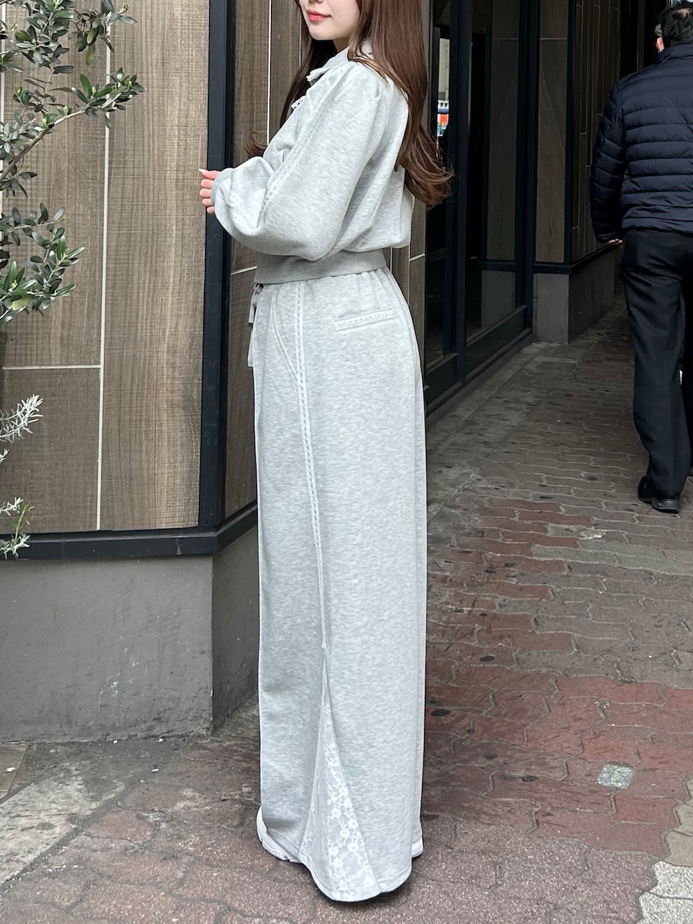 グレー系のスウェットパンツ、グレー系のスウェットを着用したレディースの春コーディネートの3枚目の写真