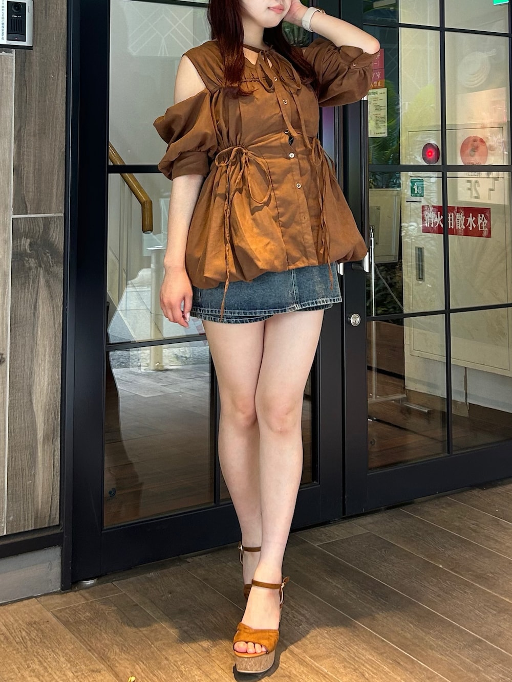 イエロー系のシャツ/ブラウス、ブルー系のデニムパンツ、ブラウン系のサンダルを着用したレディースの夏コーディネートの2枚目の写真