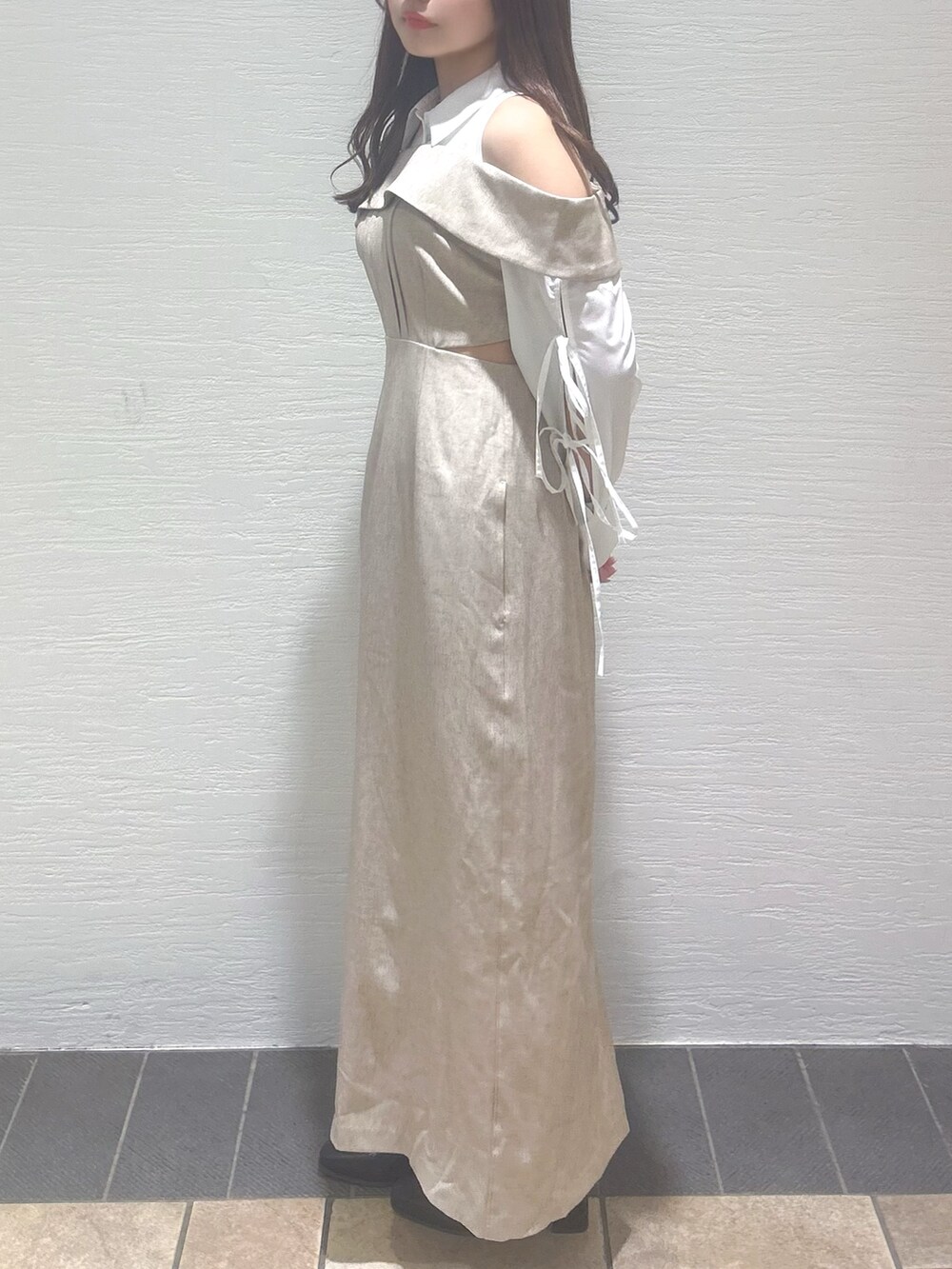 ベージュ系のワンピースを着用したレディースの冬コーディネートの3枚目の写真