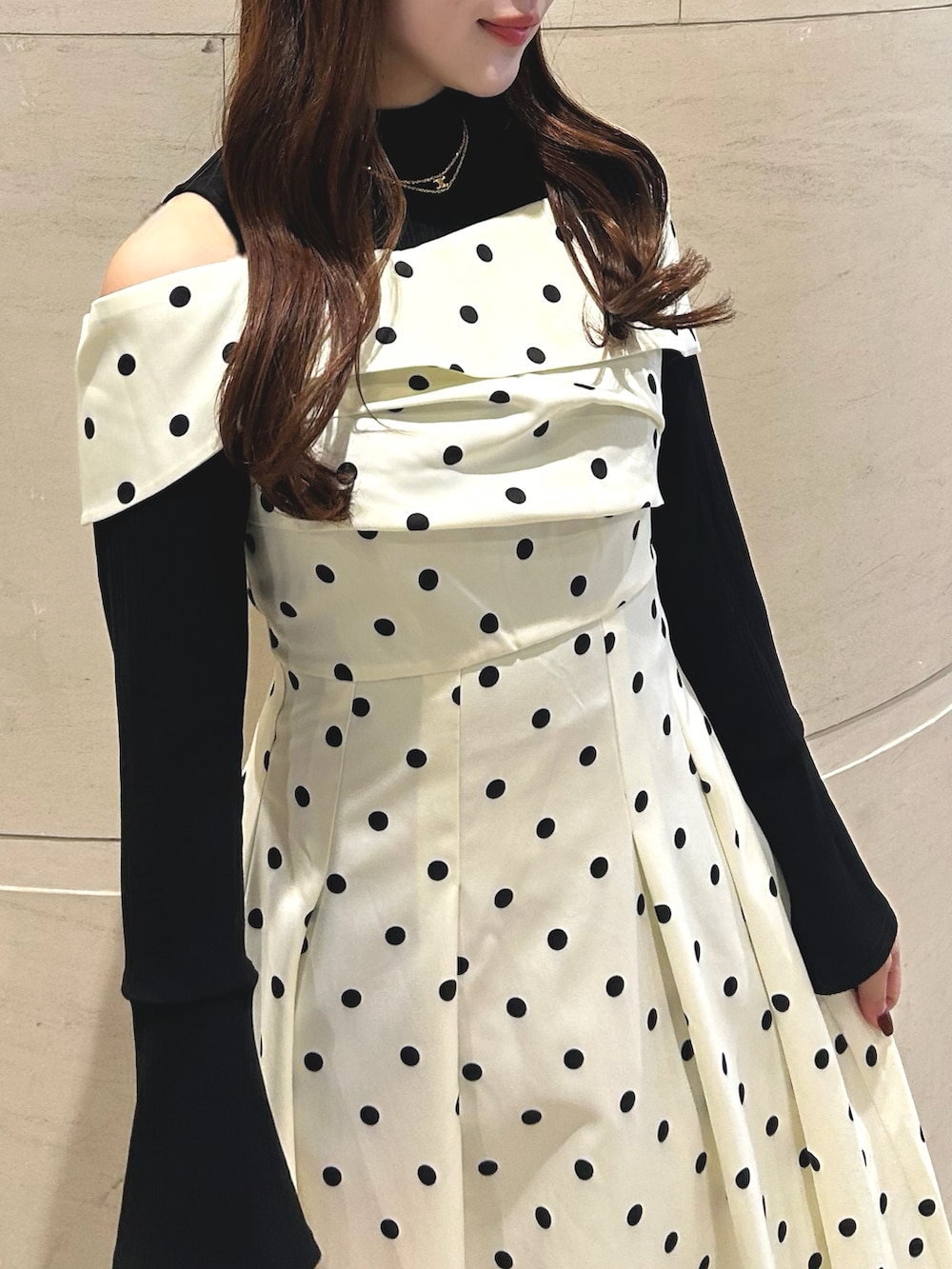 その他のワンピース、ブラック系のブーツを着用したレディースの冬コーディネートの4枚目の写真