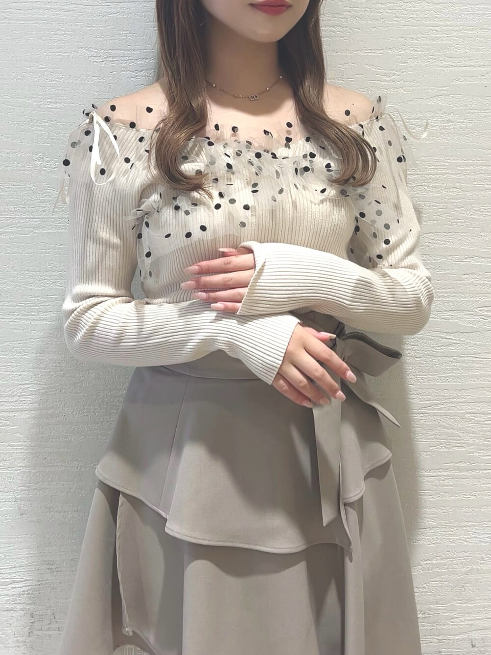 その他のニット/セーター、ベージュ系のスカートを着用したレディースの秋コーディネートの3枚目の写真