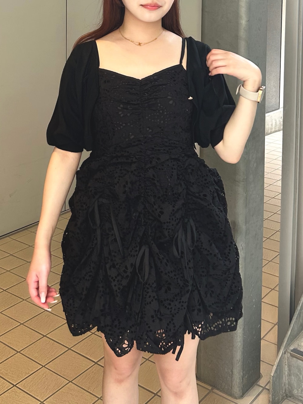 ブラック系のワンピース、ブラック系のサンダルを着用したレディースの夏コーディネートの4枚目の写真