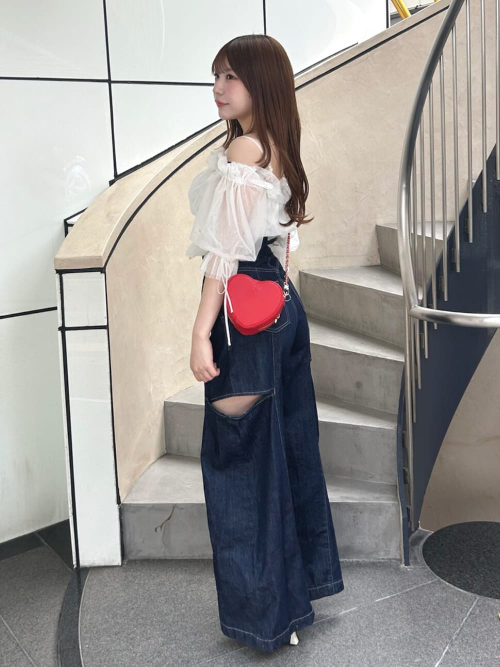 ホワイト系のシャツ/ブラウス、ブルー系のデニムパンツ、ホワイト系のパンプスを着用したレディースの春コーディネートの2枚目の写真