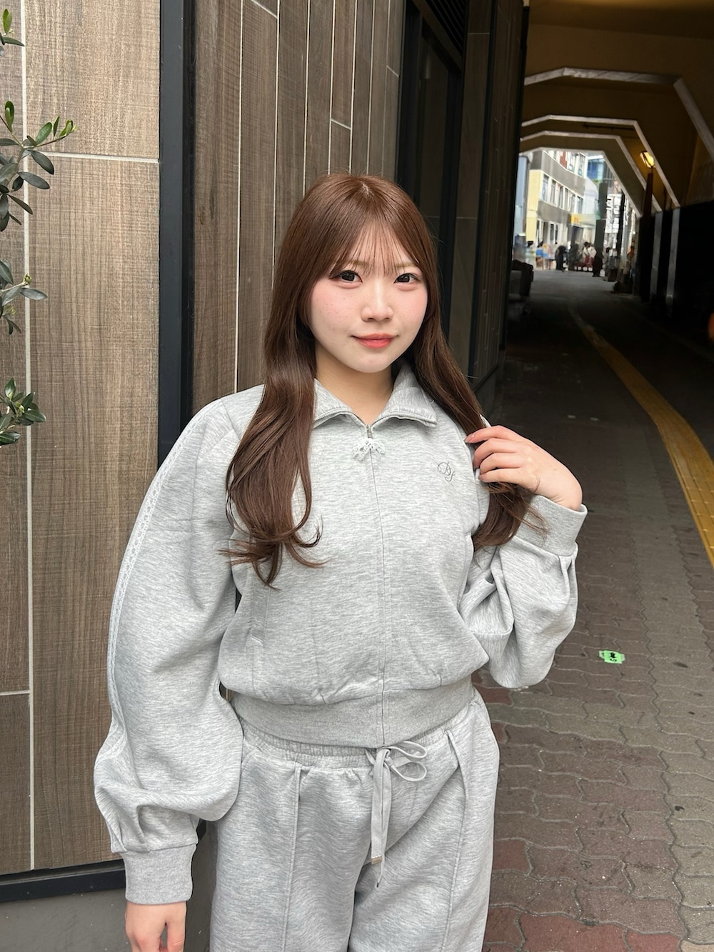 グレー系のスウェットパンツ、グレー系のスウェットを着用したレディースの春コーディネートの4枚目の写真