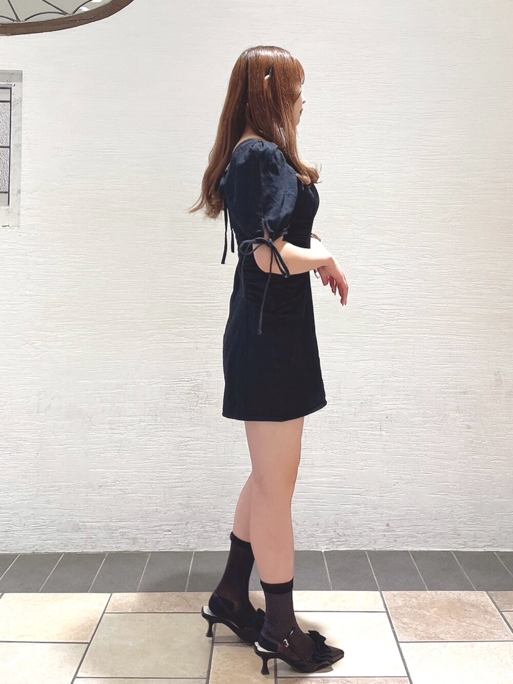 ブラック系のワンピース、ブラック系のパンプスを着用したレディースの夏コーディネートの5枚目の写真