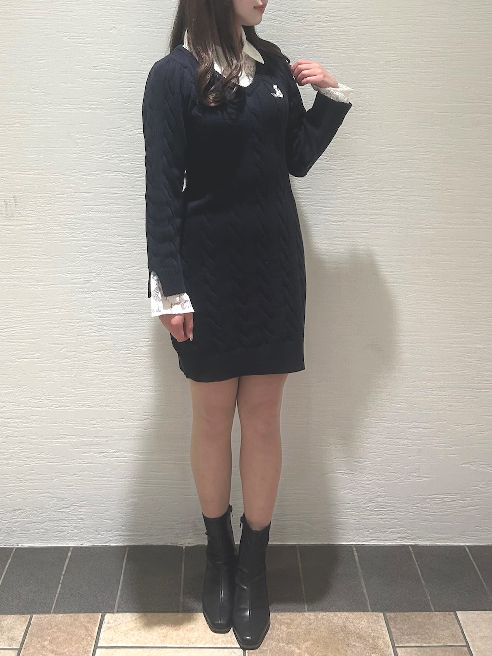 ブルー系のワンピース、ブラック系のブーツを着用したレディースの冬コーディネートの4枚目の写真