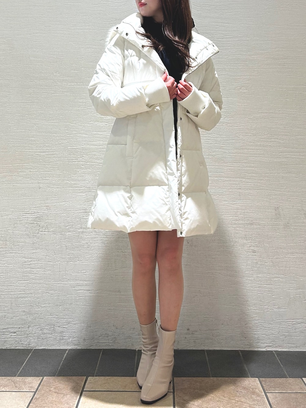 ホワイト系のダウンジャケット/コート、ブラック系のワンピースを着用したレディースの秋コーディネートの3枚目の写真