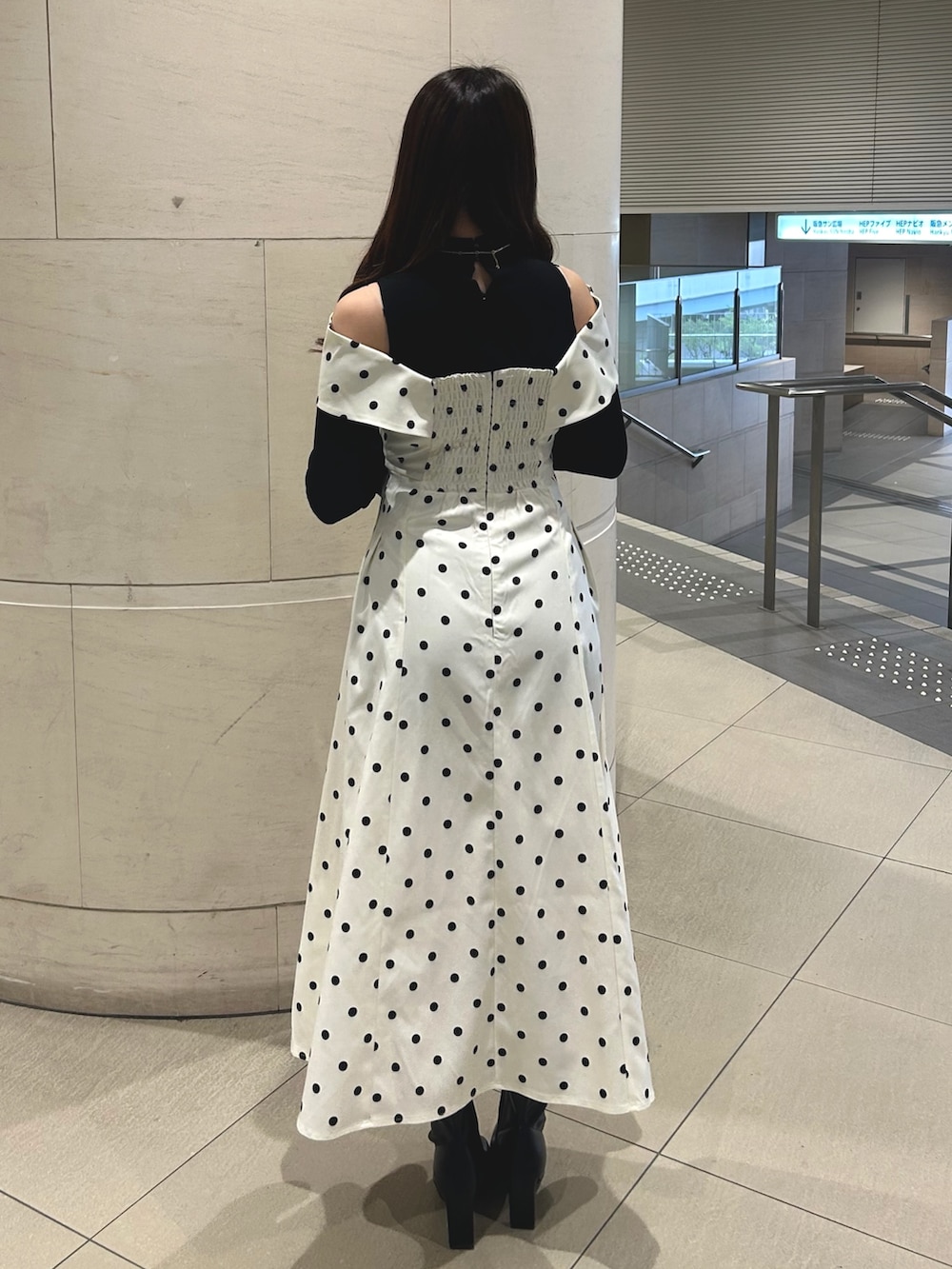 その他のワンピース、ブラック系のブーツを着用したレディースの冬コーディネートの3枚目の写真