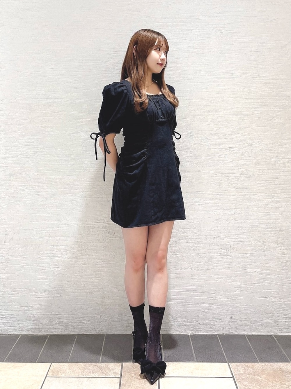 ブラック系のワンピース、ブラック系のパンプスを着用したレディースの夏コーディネートの3枚目の写真