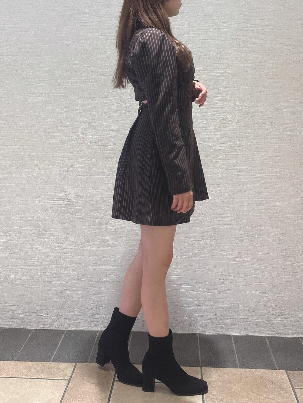 ブラウン系のワンピースを着用したレディースの秋コーディネートの3枚目の写真