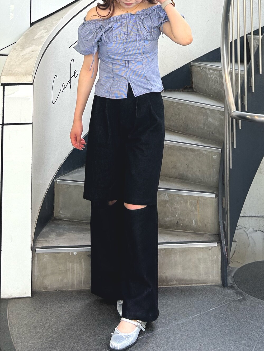 その他のシャツ/ブラウス、ブラック系のその他パンツ、シルバー系のバレエシューズを着用したレディースの春コーディネートの3枚目の写真