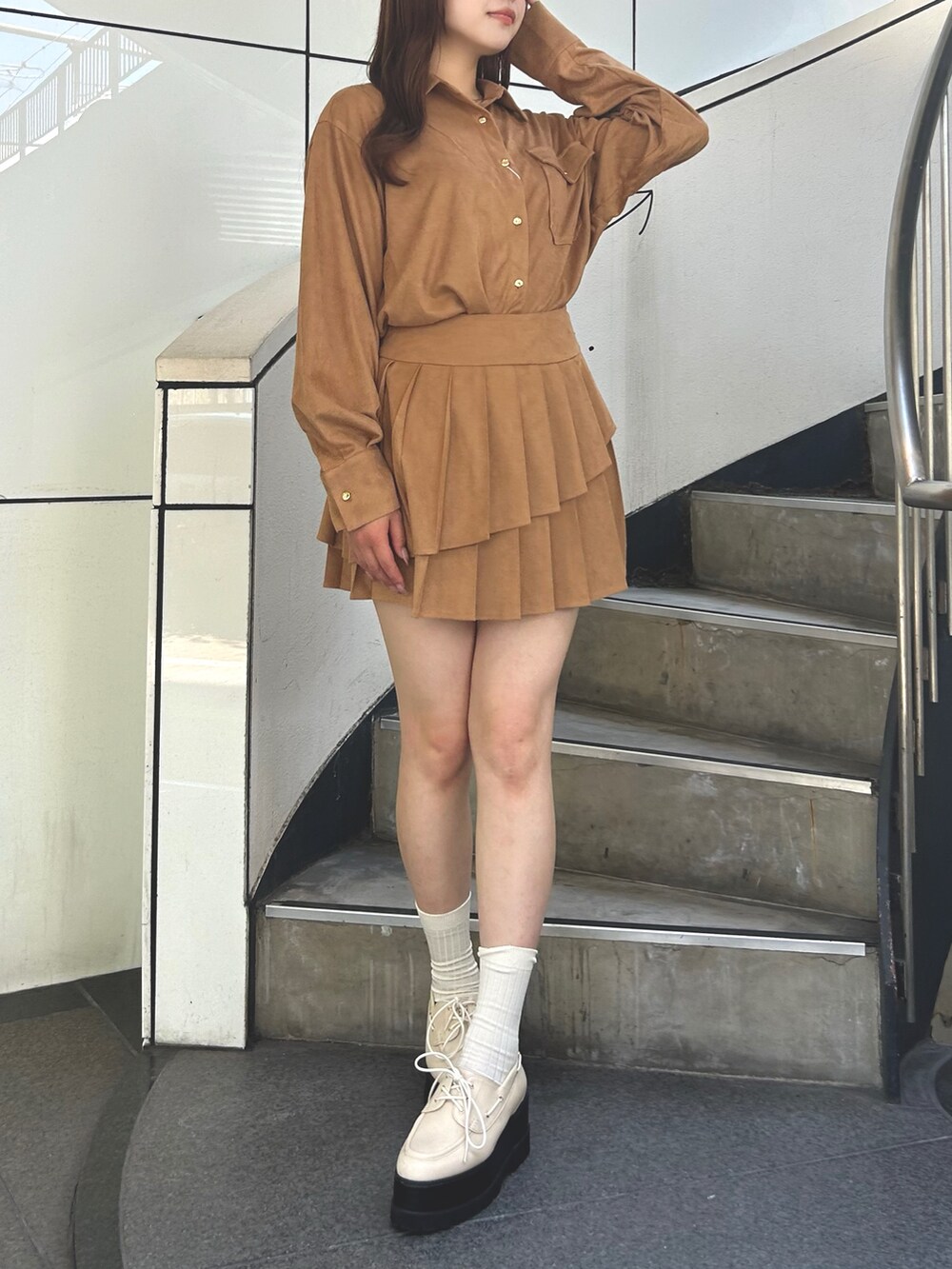 イエロー系のシャツ/ブラウス、イエロー系のスカート、ホワイト系のローファーを着用したレディースの夏コーディネートの2枚目の写真