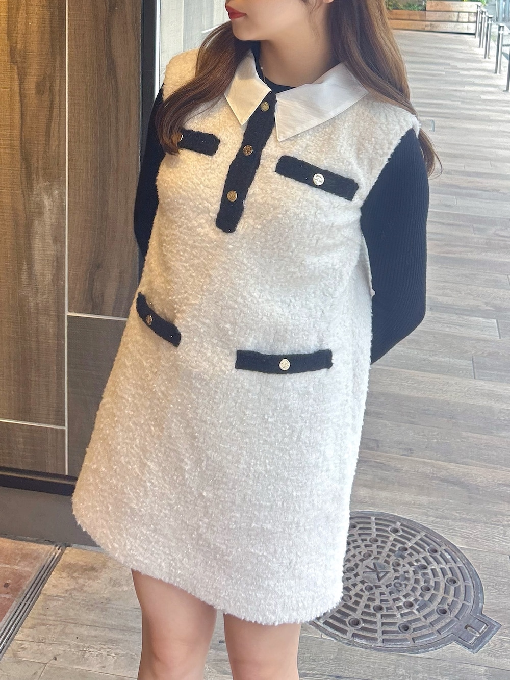 ホワイト系のワンピース、ブラック系のニット/セーター、その他のブーツを着用したレディースの秋コーディネートの4枚目の写真