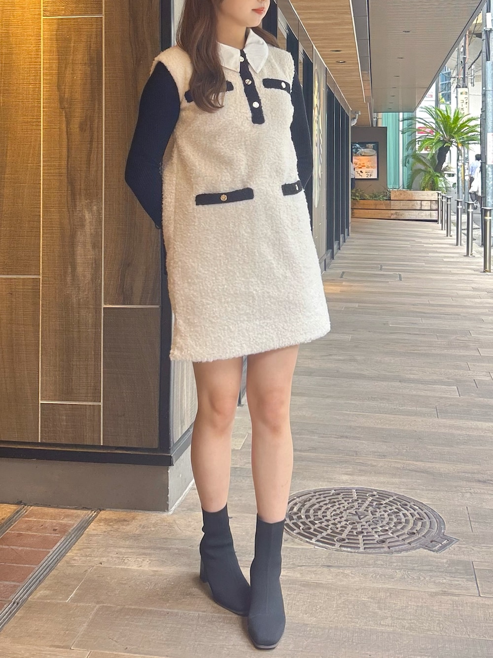 ホワイト系のワンピース、ブラック系のニット/セーター、その他のブーツを着用したレディースの秋コーディネートの3枚目の写真