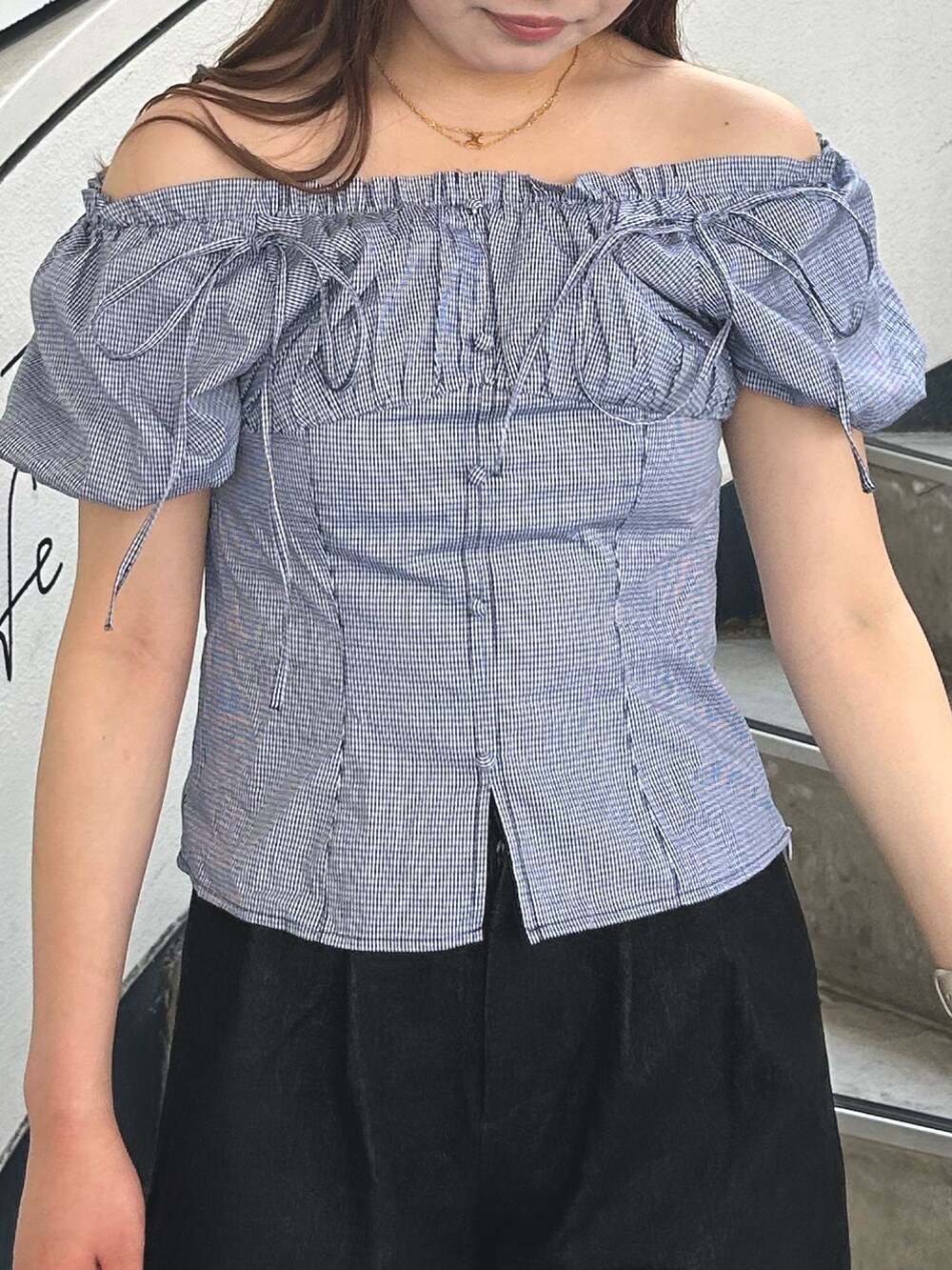 その他のシャツ/ブラウス、ブラック系のその他パンツ、シルバー系のバレエシューズを着用したレディースの春コーディネートの5枚目の写真