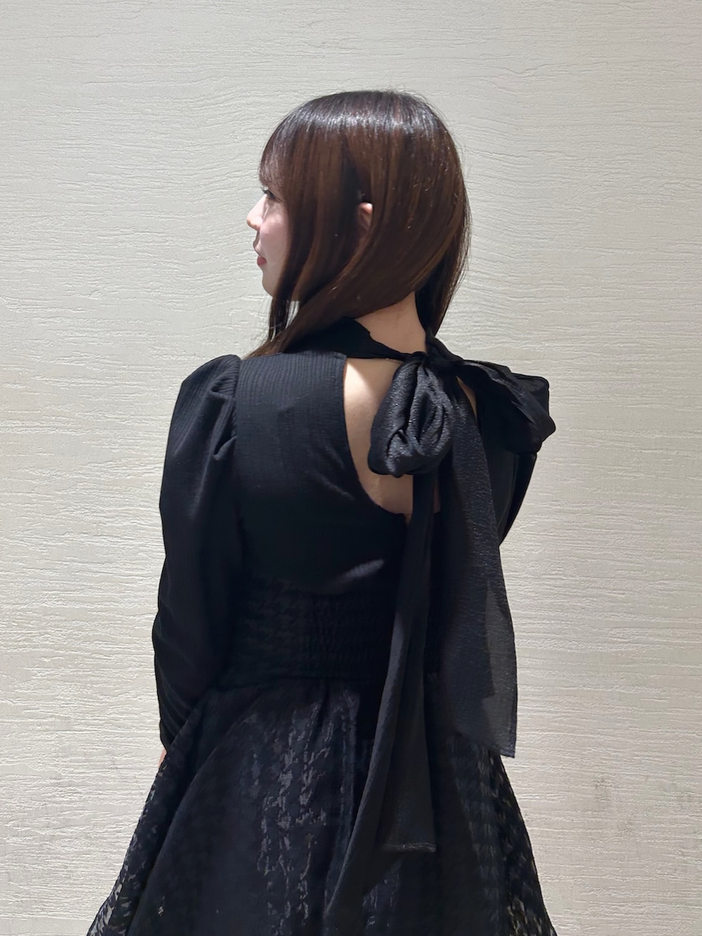 ブラック系のワンピース、ベージュ系のブーツを着用したレディースの秋コーディネートの5枚目の写真