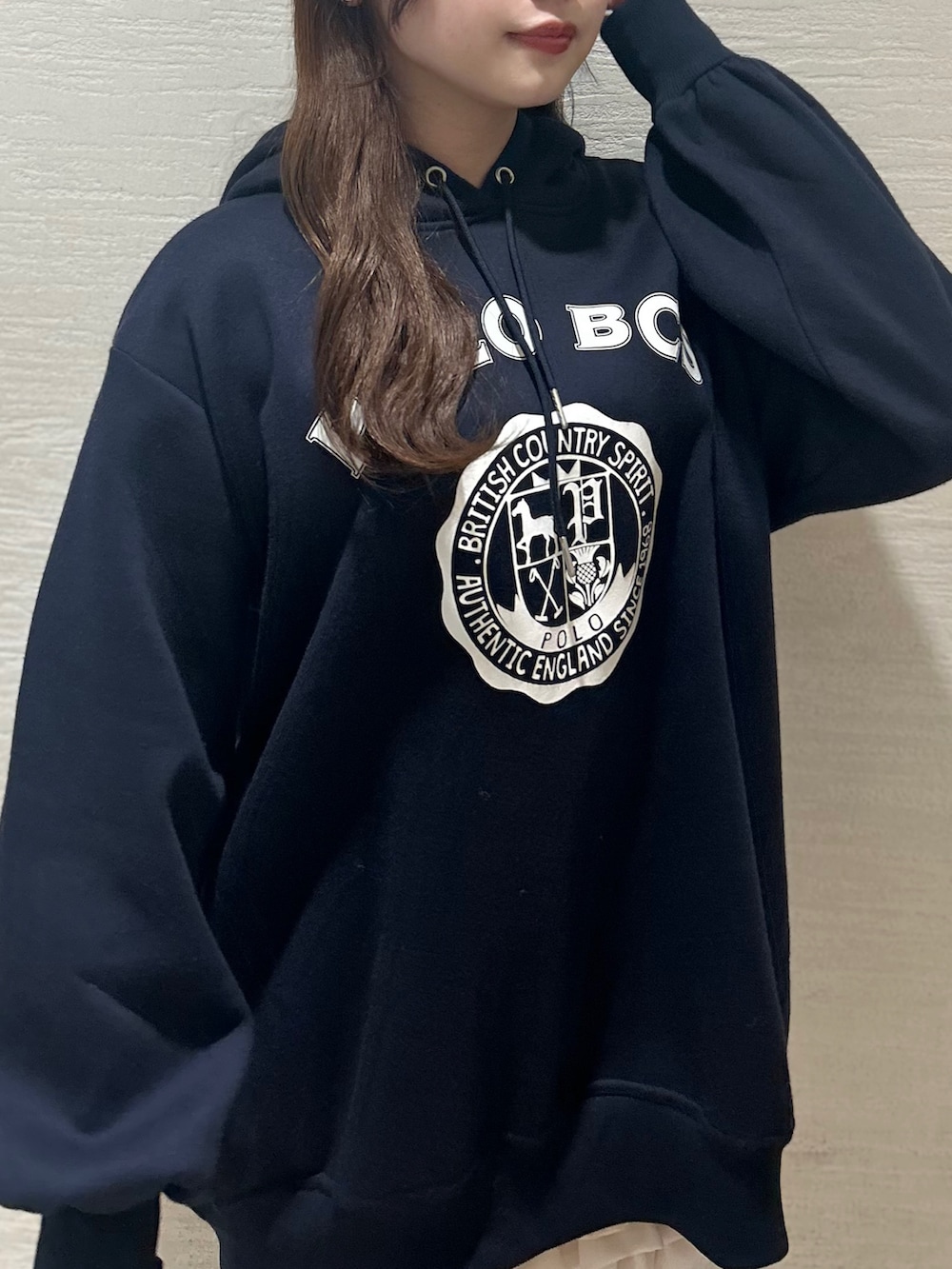 ブルー系のスウェット、ホワイト系のその他パンツ、ベージュ系のブーツを着用したレディースの秋コーディネートの4枚目の写真