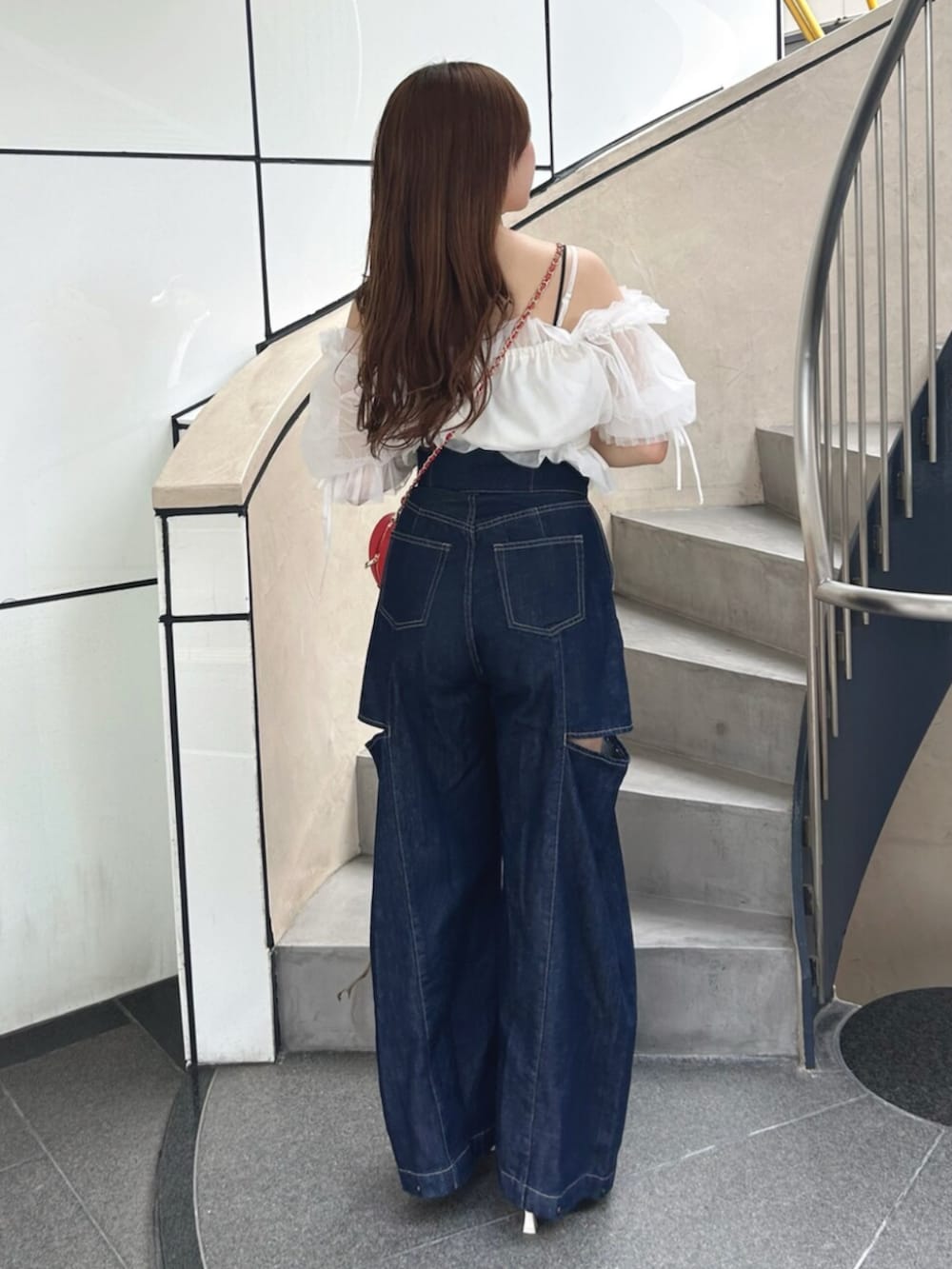 ホワイト系のシャツ/ブラウス、ブルー系のデニムパンツ、ホワイト系のパンプスを着用したレディースの春コーディネートの3枚目の写真