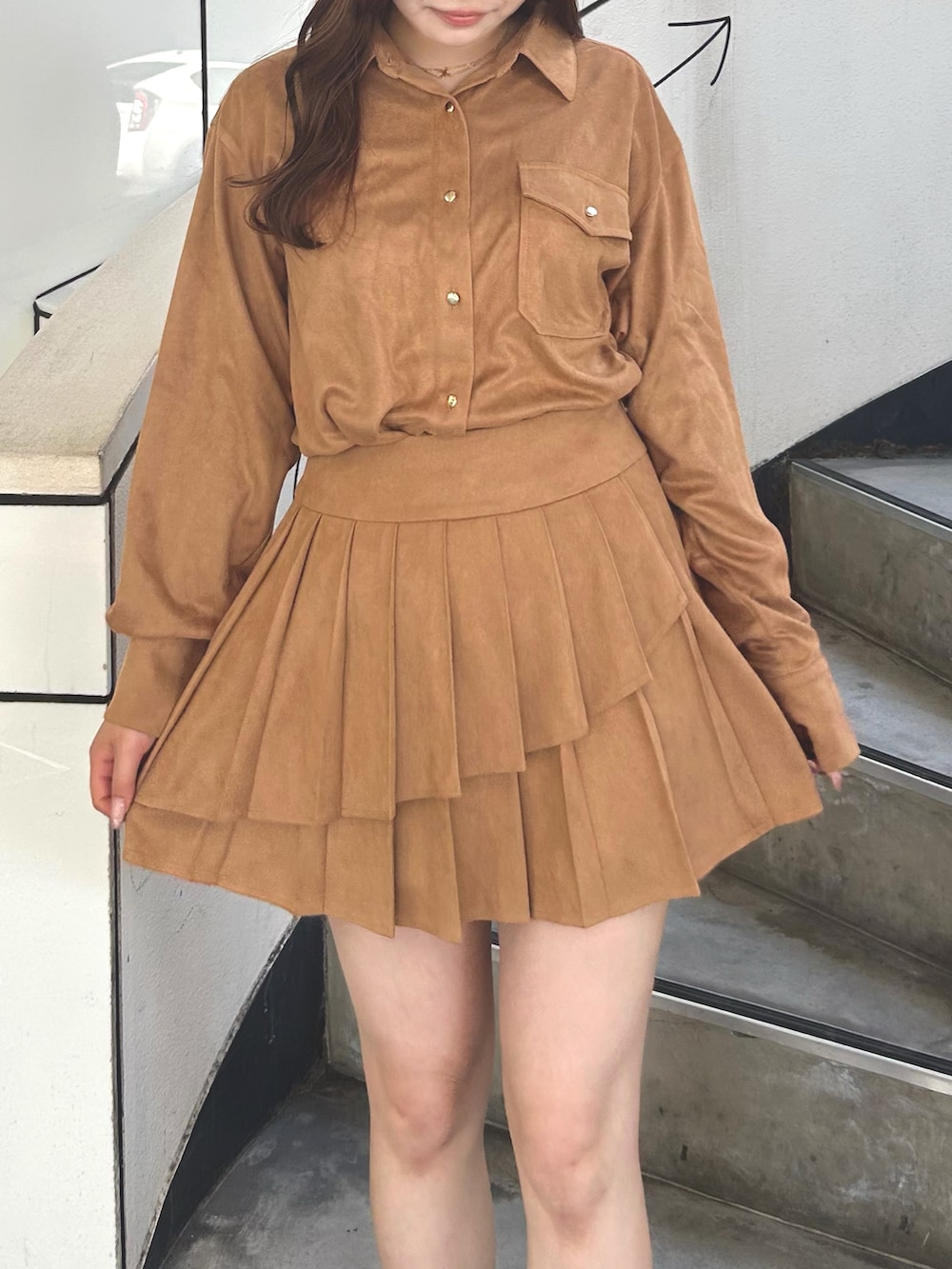 イエロー系のシャツ/ブラウス、イエロー系のスカート、ホワイト系のローファーを着用したレディースの夏コーディネートの4枚目の写真