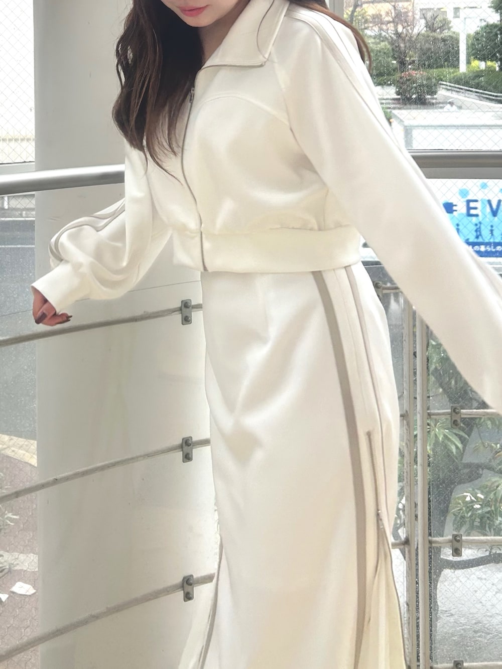 ホワイト系のその他アウター、ホワイト系のスカート、ブラック系のブーツを着用したレディースの春コーディネートの5枚目の写真