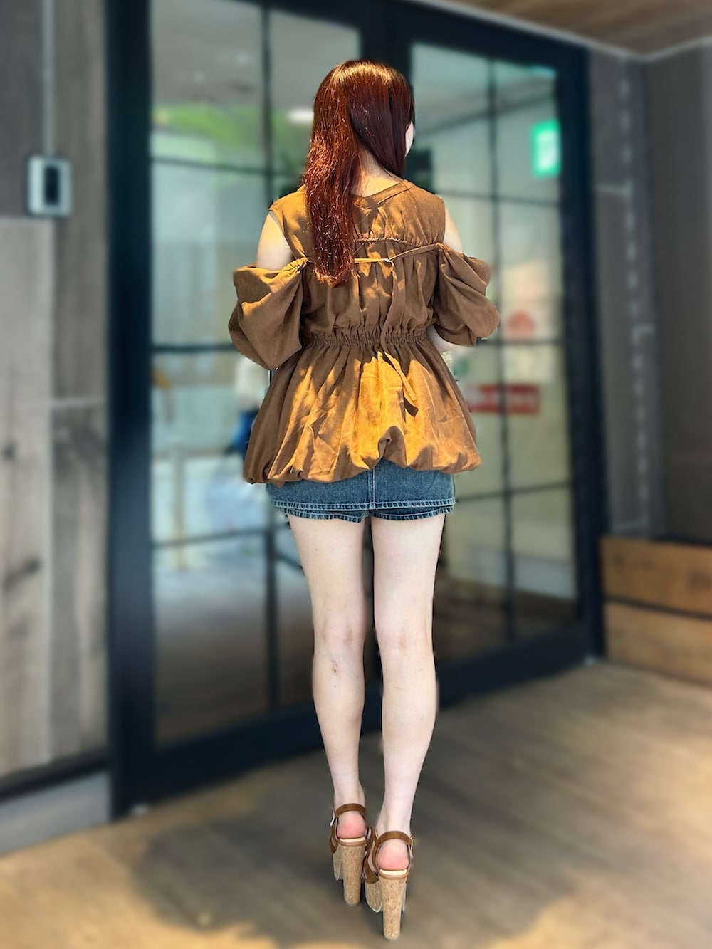 イエロー系のシャツ/ブラウス、ブルー系のデニムパンツ、ブラウン系のサンダルを着用したレディースの夏コーディネートの3枚目の写真