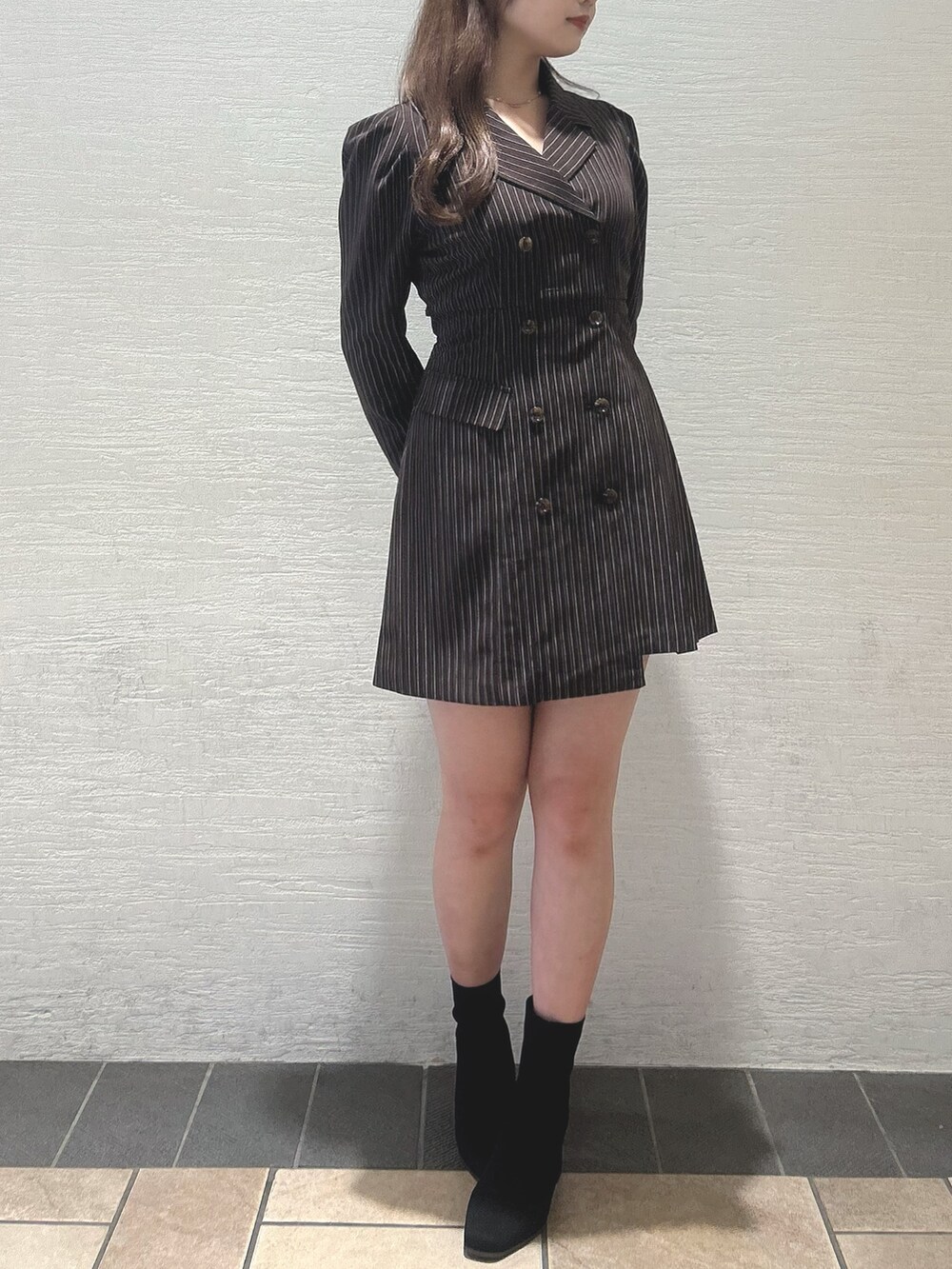 ブラウン系のワンピースを着用したレディースの秋コーディネートの2枚目の写真