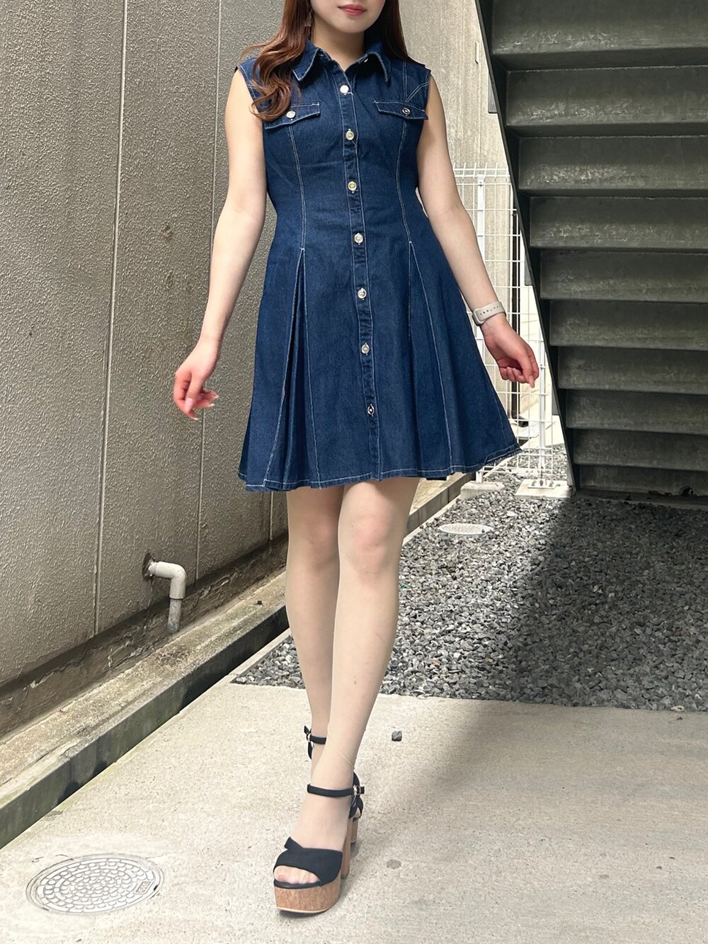 ブルー系のワンピース、ブラック系のサンダルを着用したレディースの夏コーディネートの2枚目の写真