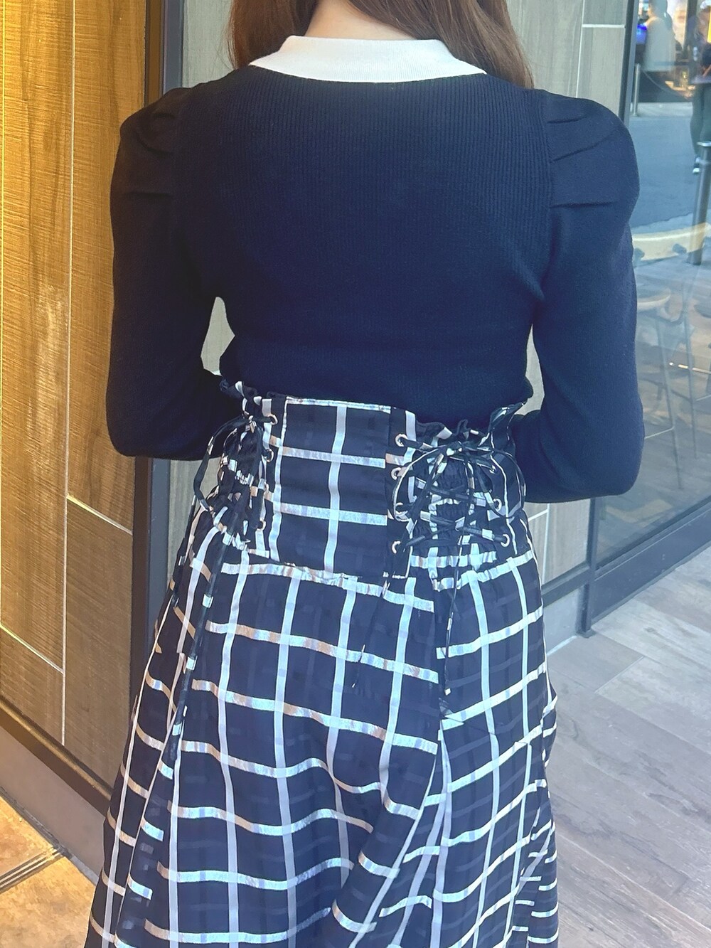 ブラック系のスカート、その他のニット/セーター、ブラック系のブーツを着用したレディースの冬コーディネートの4枚目の写真