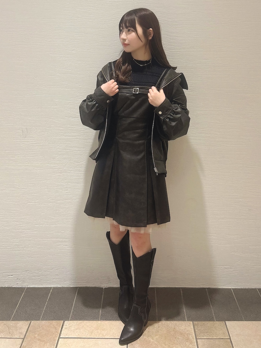 ブラウン系のワンピース、ブラック系のニット/セーター、その他のブーツを着用したレディースの冬コーディネートの5枚目の写真