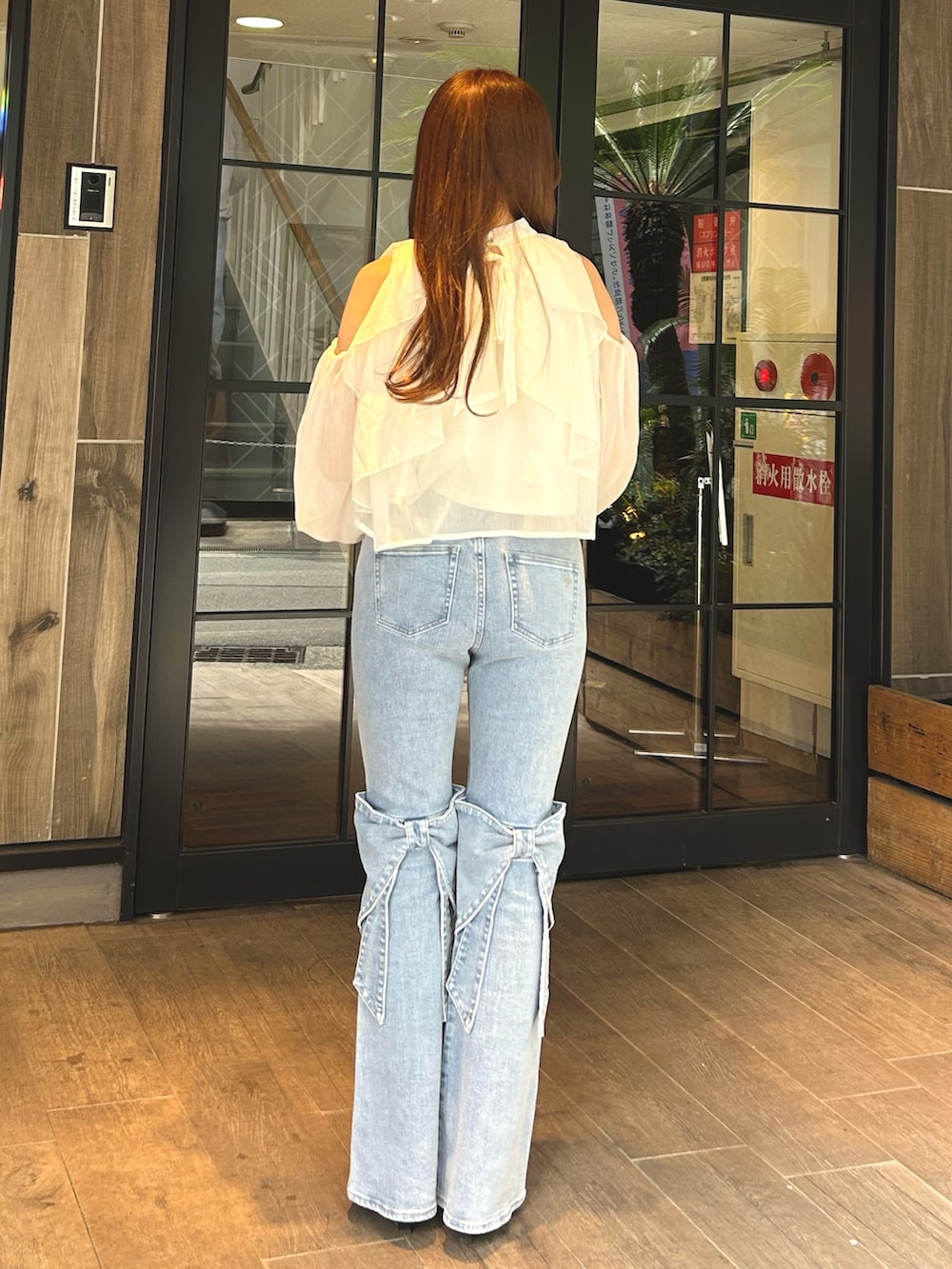 ホワイト系のシャツ/ブラウス、ブルー系のデニムパンツ、ブラック系のパンプスを着用したレディースの春コーディネートの3枚目の写真