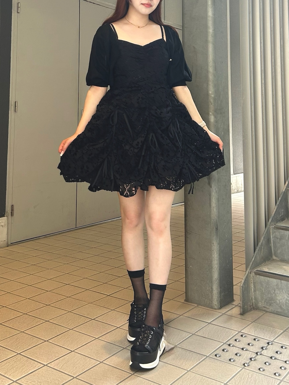 ブラック系のワンピース、ブラック系のサンダルを着用したレディースの夏コーディネートの3枚目の写真