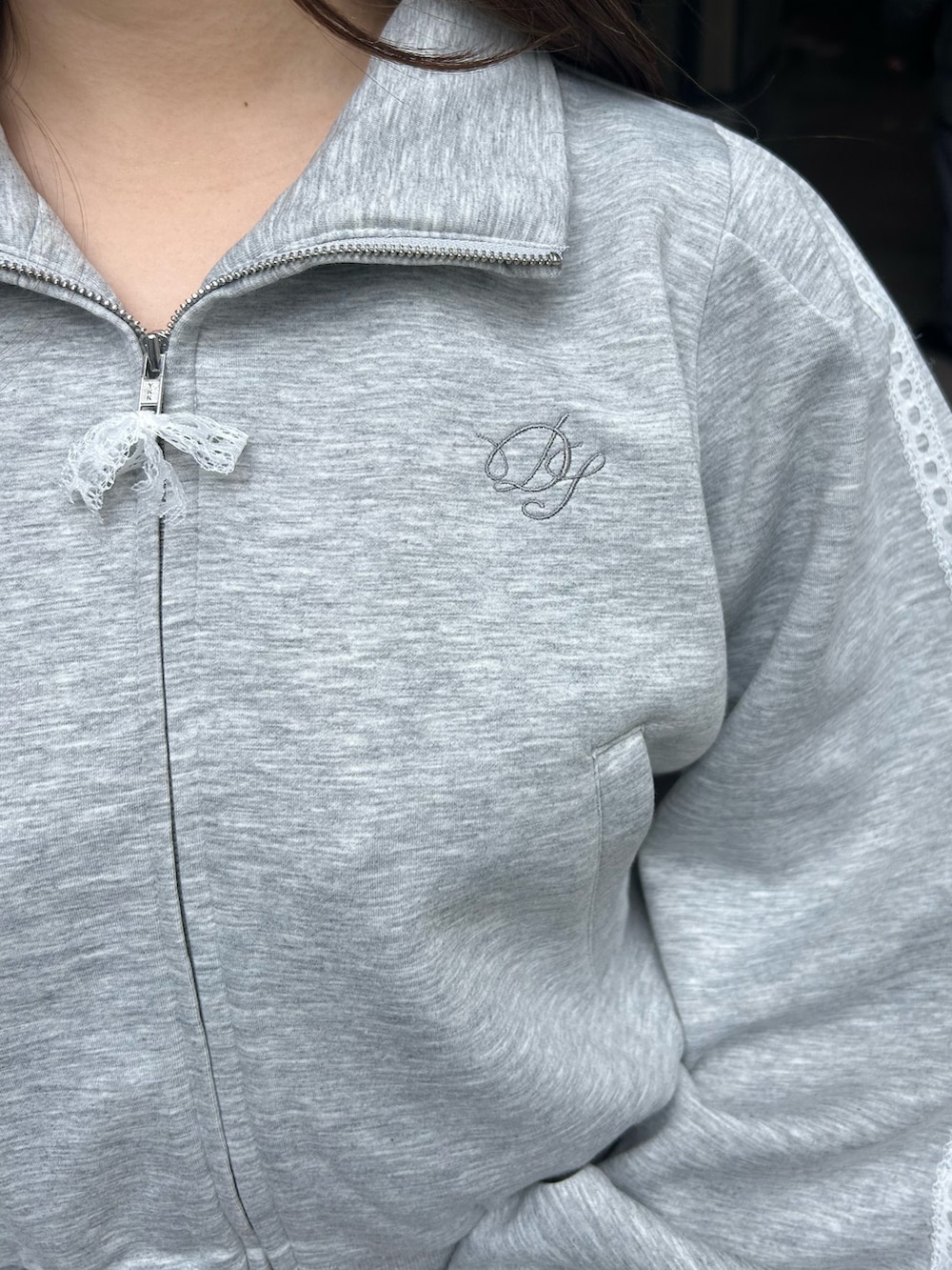 グレー系のスウェットパンツ、グレー系のスウェットを着用したレディースの春コーディネートの5枚目の写真