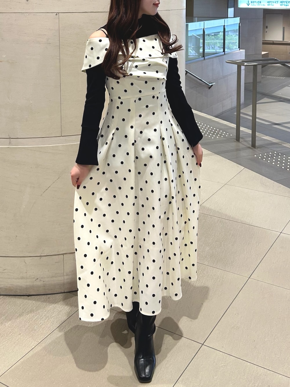 その他のワンピース、ブラック系のブーツを着用したレディースの冬コーディネートの2枚目の写真