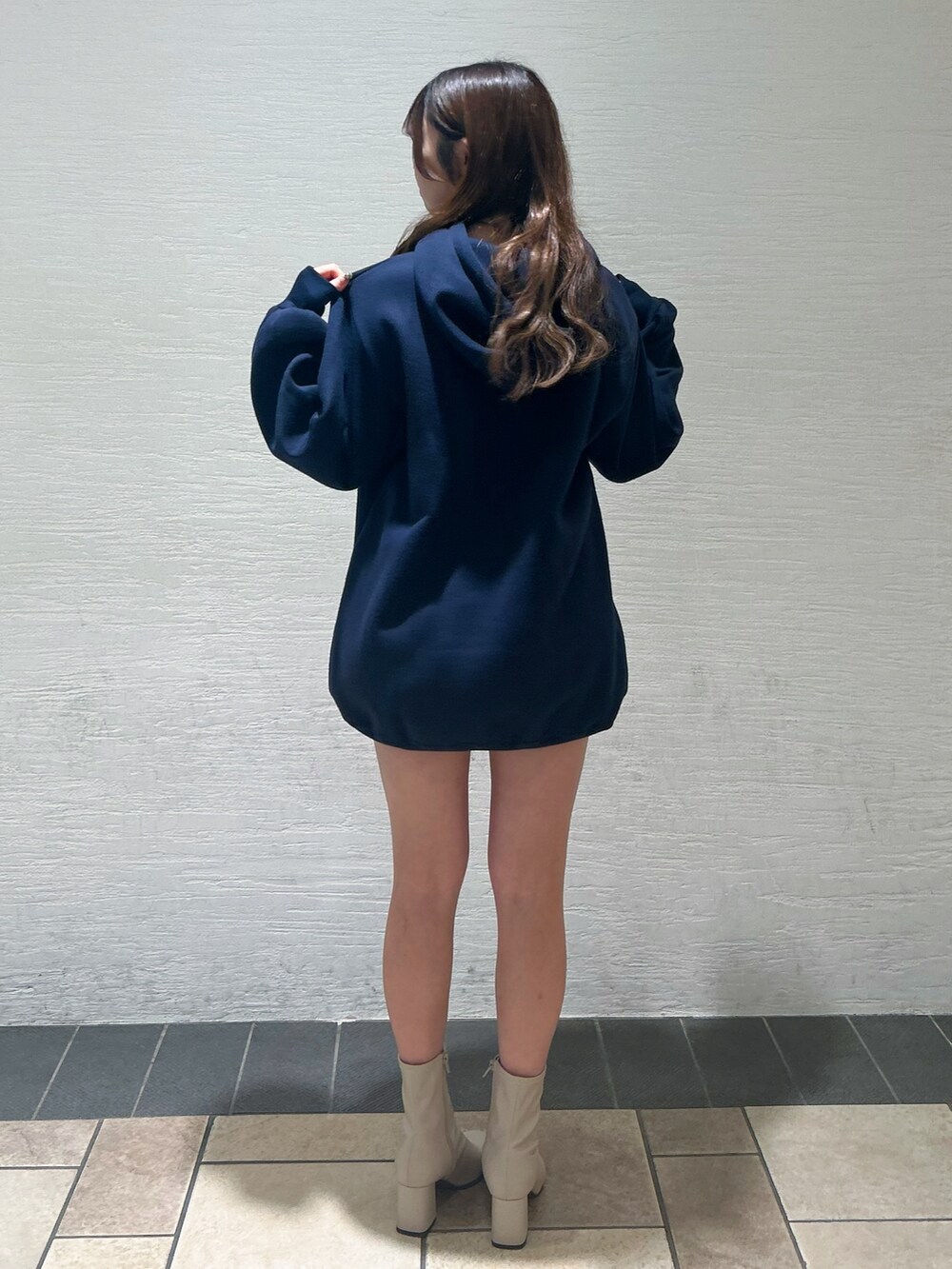 ブルー系のスウェット、ホワイト系のその他パンツ、ベージュ系のブーツを着用したレディースの秋コーディネートの3枚目の写真