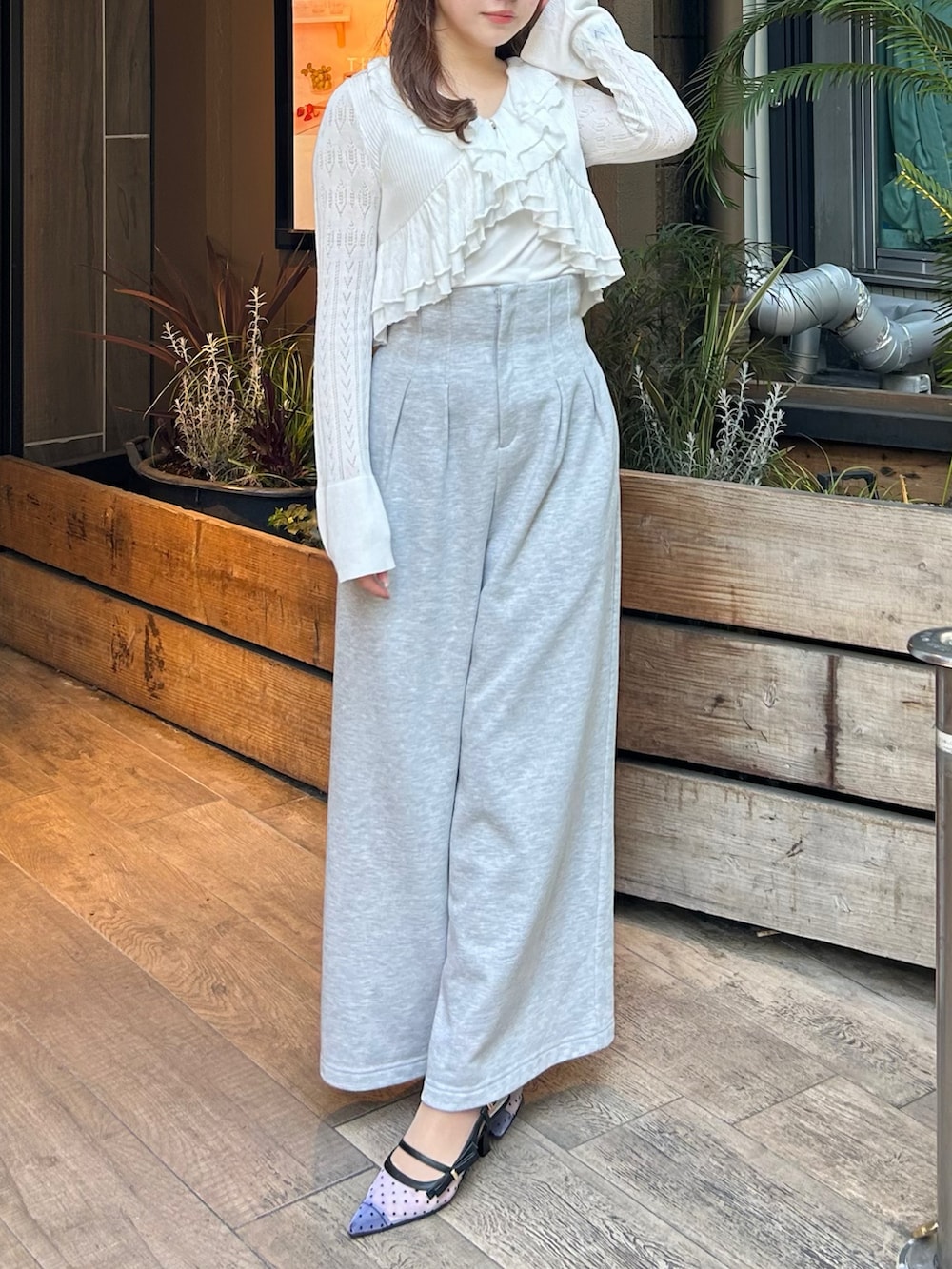 グレー系のその他パンツ、ホワイト系のカーディガン/ボレロを着用したレディースの春コーディネートの2枚目の写真